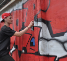 Одну из стен спорткомплекса «Труд» украсили граффити