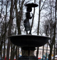Скульптура «Кокетка с зонтиком или история одной купальщицы»