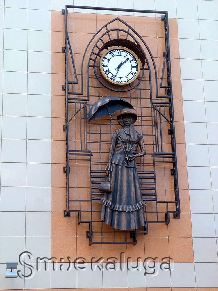 Фасадные часы со скульптурой