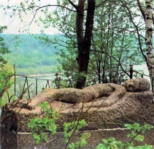 Могила В. Э. Борисова-Мусатова в Тарусе с памятником "Уснувший мальчик" калуга