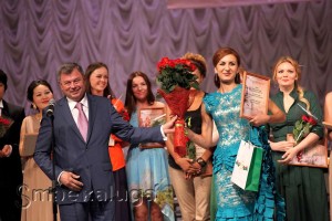 Анатолий Артамонов вручает специальный приз губернатора Эмилии Аблаевой калуга