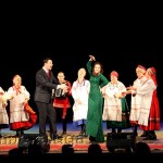 Наталья Николаева и Игорь Корнилов танцуют вместе с Дешовским народным хором калуга