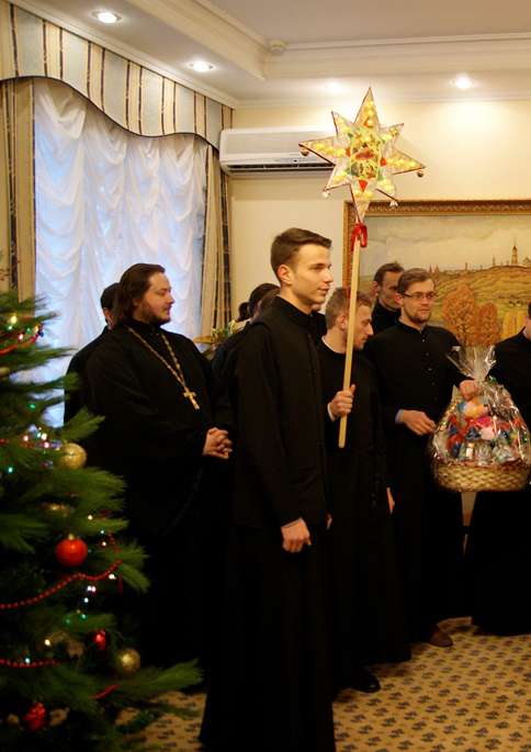 Дети и представители духовенства пропели колядки губернатору и митрополиту