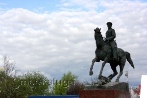 Памятник Г. К. Жукову на площади Победы калуга