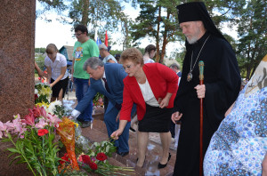 Возложение цветов к памятнику юхнов