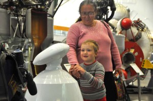"Знакомство" робота с посетителями музея калуга