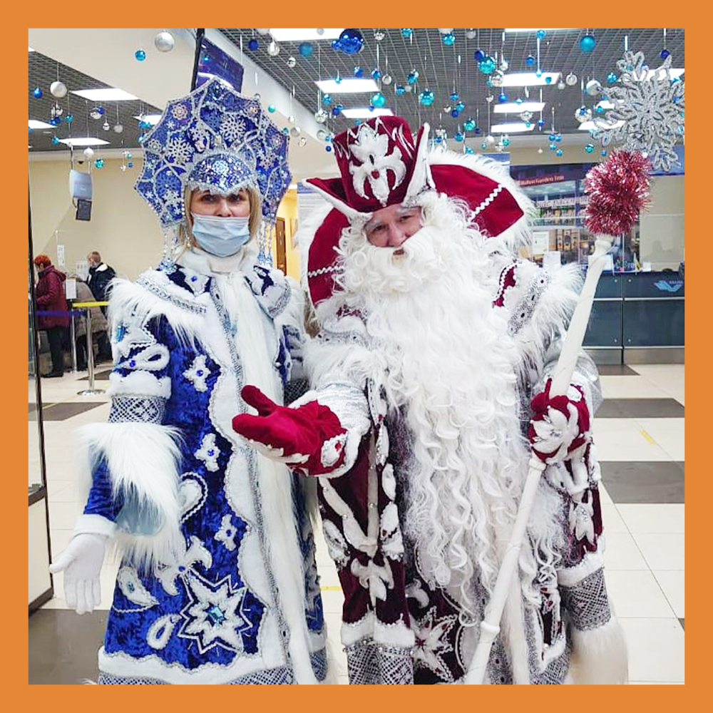 Прилетающих в Калуга встречают Дед Мороз и Снегурочка.