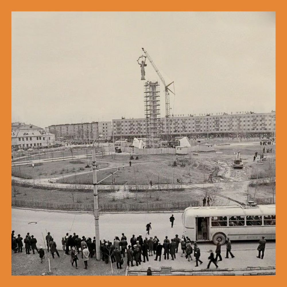 31 марта 1973 года обелиск на площади Победы увенчала бронзовая фигура Родины-Матери