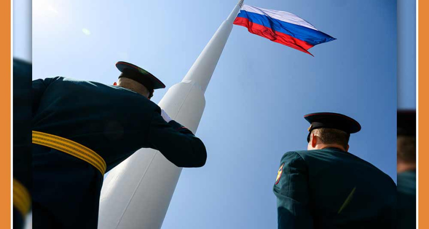 Флаг России поднят на склоне возле сквера им. Волкова