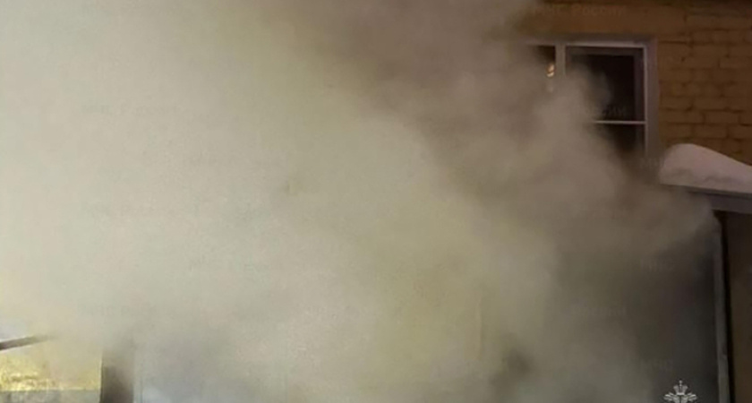 В центре Калуги ночью загорелся подвал: есть пострадавший