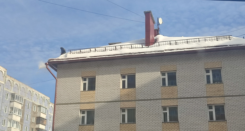 Оттепель в Калуге привела к повреждению семи автомобилей упавшим с крыш снегом