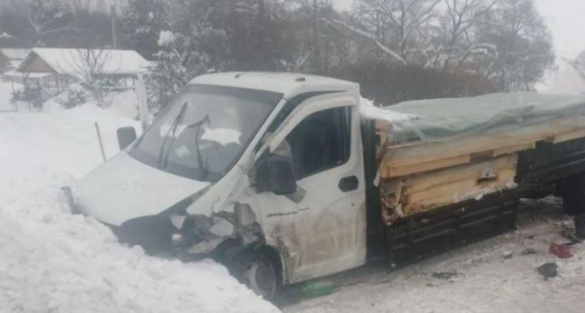 Легковушка на трассе в Калуге вылетела на встречку под «Газель»