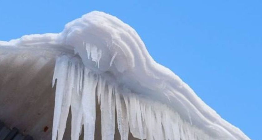 Более 30 управляющих компаний Калужской области оштрафовали за сосульки и наледь на крышах