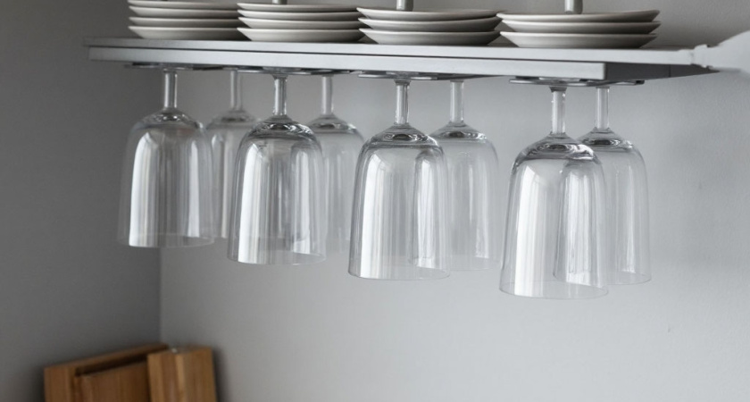 Почему стаканы и чашки нужно хранить перевернутыми: запомните это на всю жизнь