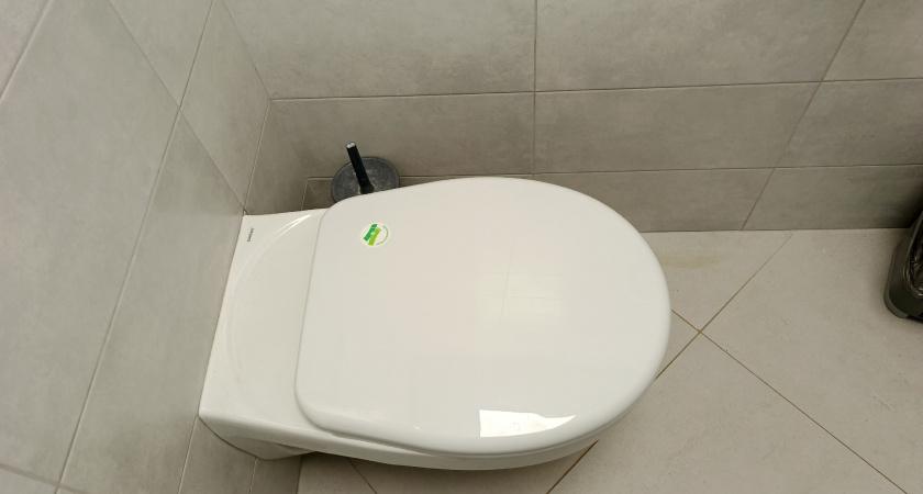 Всего 3 капли: очищаю ржавчину и налет на унитазе этим "ходовым" средством из аптечки