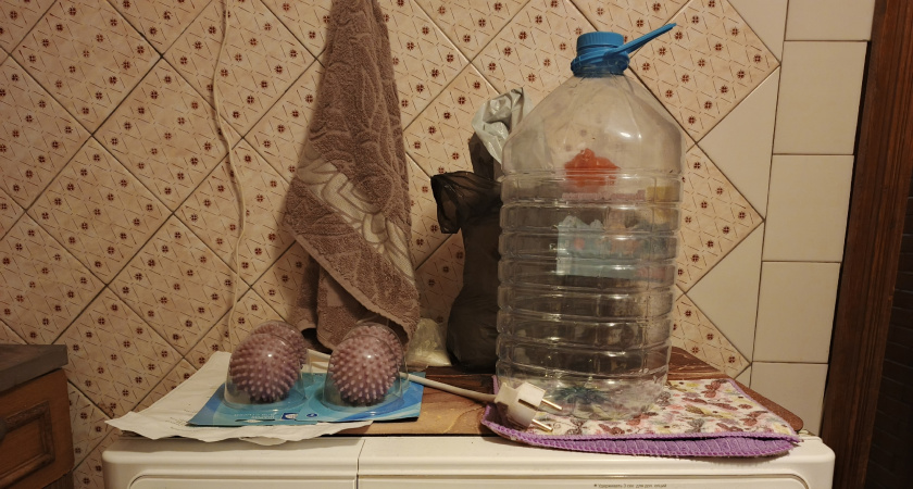 Кладу пластиковую бутылку за стиральную машинку. Мелочь, а польза от этого большая