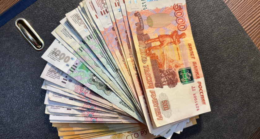 В Калуге 21-летний молодой человек после звонка передал курьеру семейные драгоценности и деньги