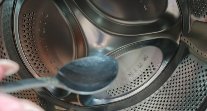 Всегда кладу ложку в стиральную машину при каждой стирке, после того, как услышал о пользе