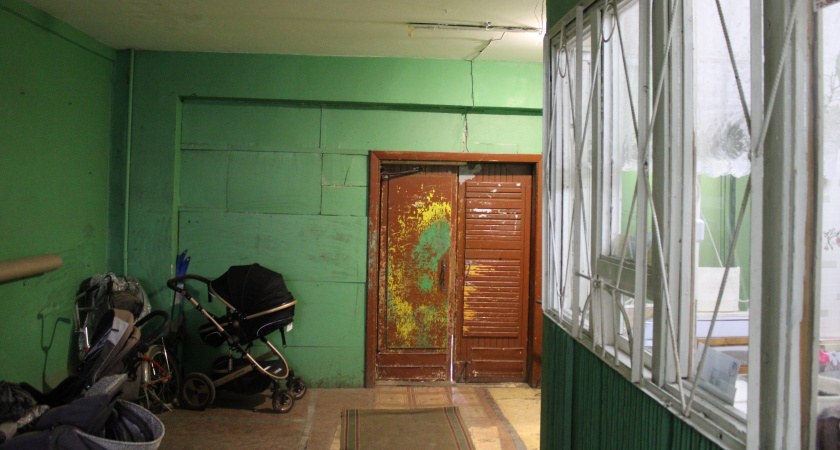 В Калужской области полиция провела беседы с подростками, нарушавшими порядок в подъезде