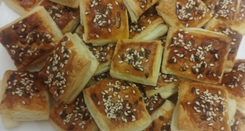 Наливаю кефир в яйца — и в духовку. Делаю «Прокатушки» — нежнятина к кофе и к чаю