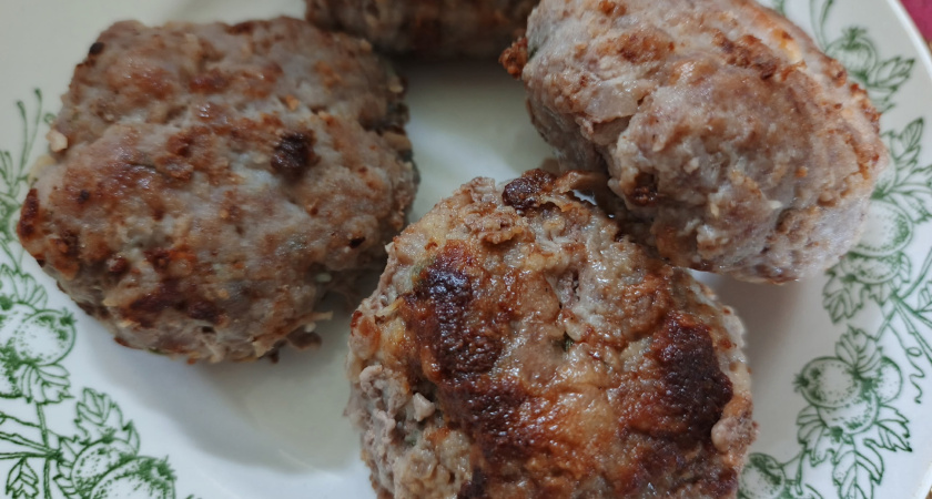 Почему мы неправильно жарим котлеты и они тонкие, жесткие, не сочные: эти 3 ошибки делает 80% хозяек и считает их правилами