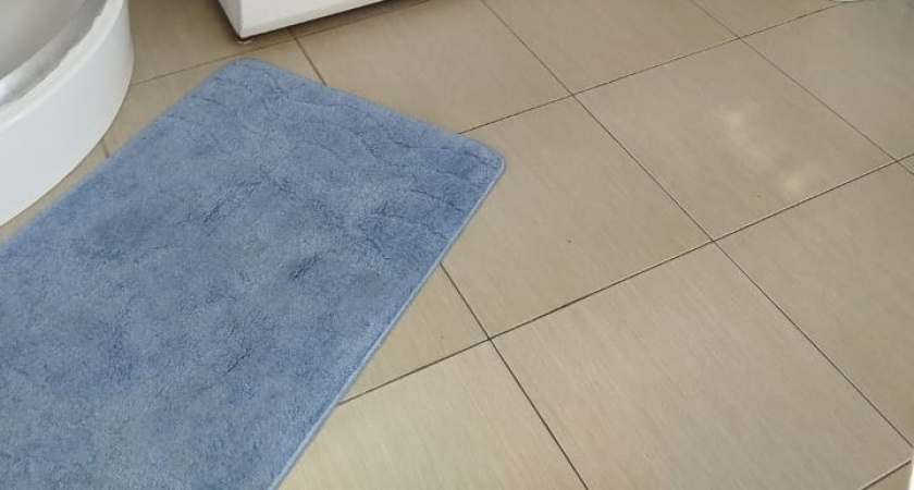 Вода исчезает за минуты: что теперь стелят на пол в ванной комнате вместо коврика