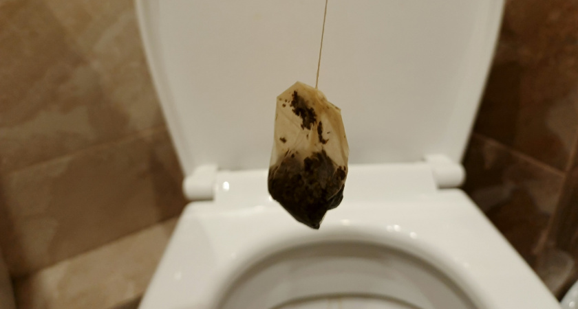 Хватит кидать мусор в унитаз: соседка рассказала, чем это опасно и почему так не надо делать
