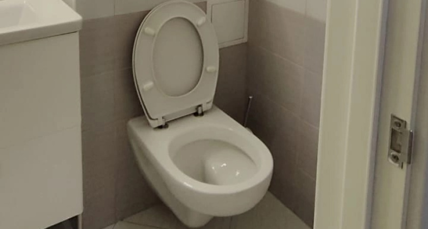 Бабушкин способ, который никогда не подводит: как быстро и легко избавиться от желтых полос в унитазе