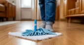 Для чего мыть пол нужно шваброй в пупырчатой пленке, а в унитаз сыпать стиральный порошок: 12 хитростей опытных уборщиц
