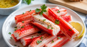 Залила крабовые палочки кипятком — вкус стал совсем другим: теперь готовлю их только так и каждый раз удивляю гостей