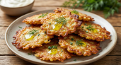 Готовлю обалденные драники без яиц и муки: тот самый вкус детства, только проще и легче — корочка хрустит, серединка тает