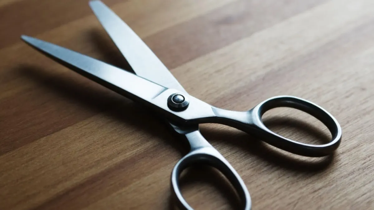 Станут острее бритвы: как очень быстро и просто заточить ножницы - 10 способов