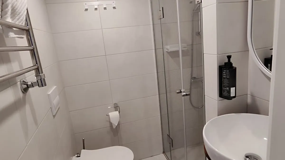 Залейте йод в унитаз. Только неопытные хозяйки так не делают. Унитаз белее снега без труда, даже соседи приходят посмотреть