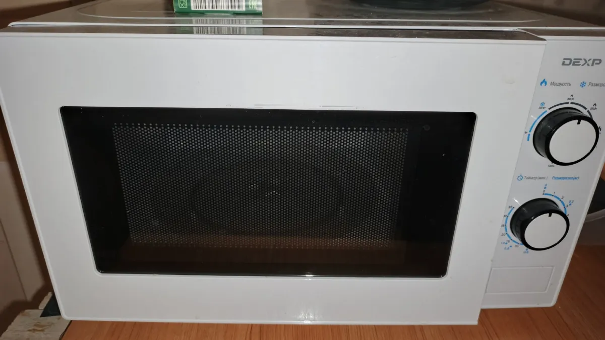 Микроволновка блестит, как новая — и это без капли химии. Как я избавилась от жира и запаха в микроволновке всего за 5 минут