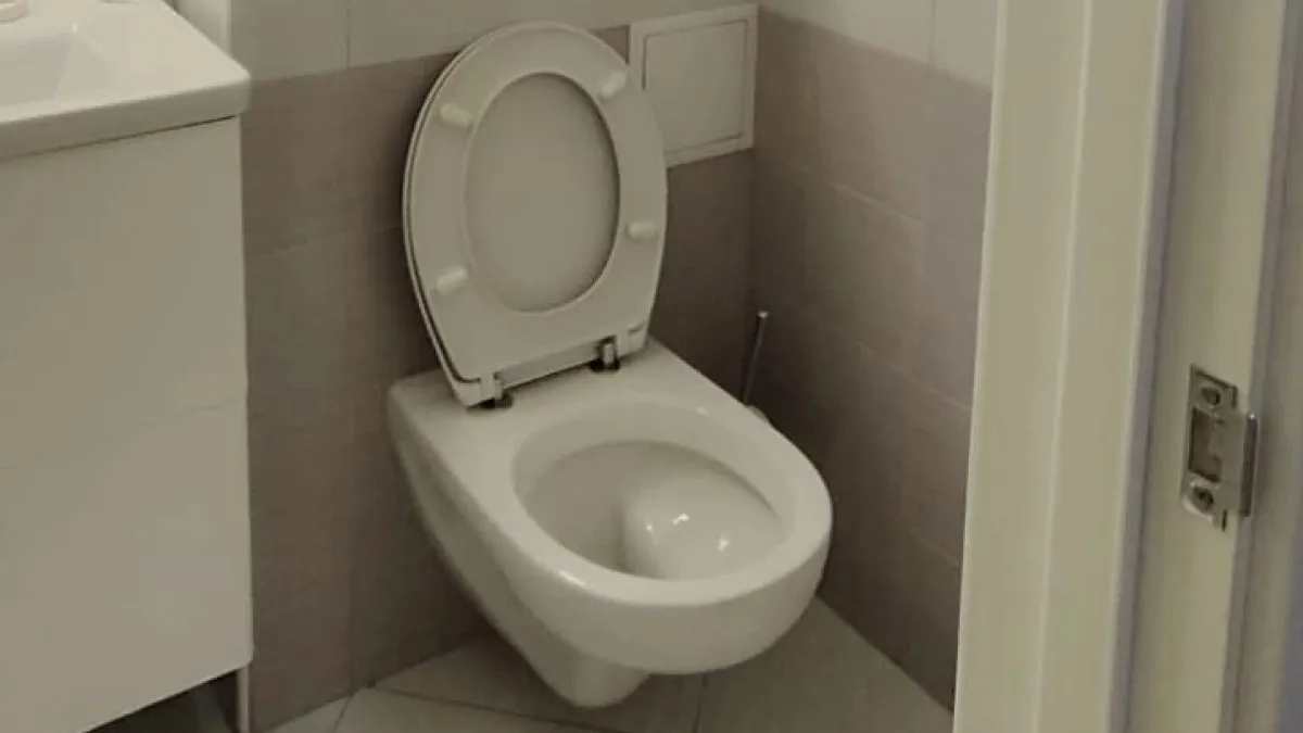 Бабушкин способ, который никогда не подводит: как быстро и легко избавиться от желтых полос в унитазе