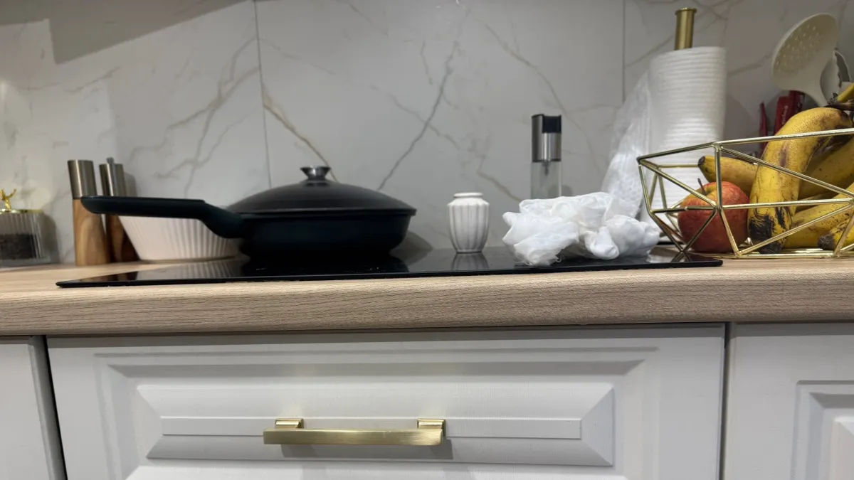 Чем отмыть жир с плиты за 10 минут: домашнее решение без соды и дорогой химии