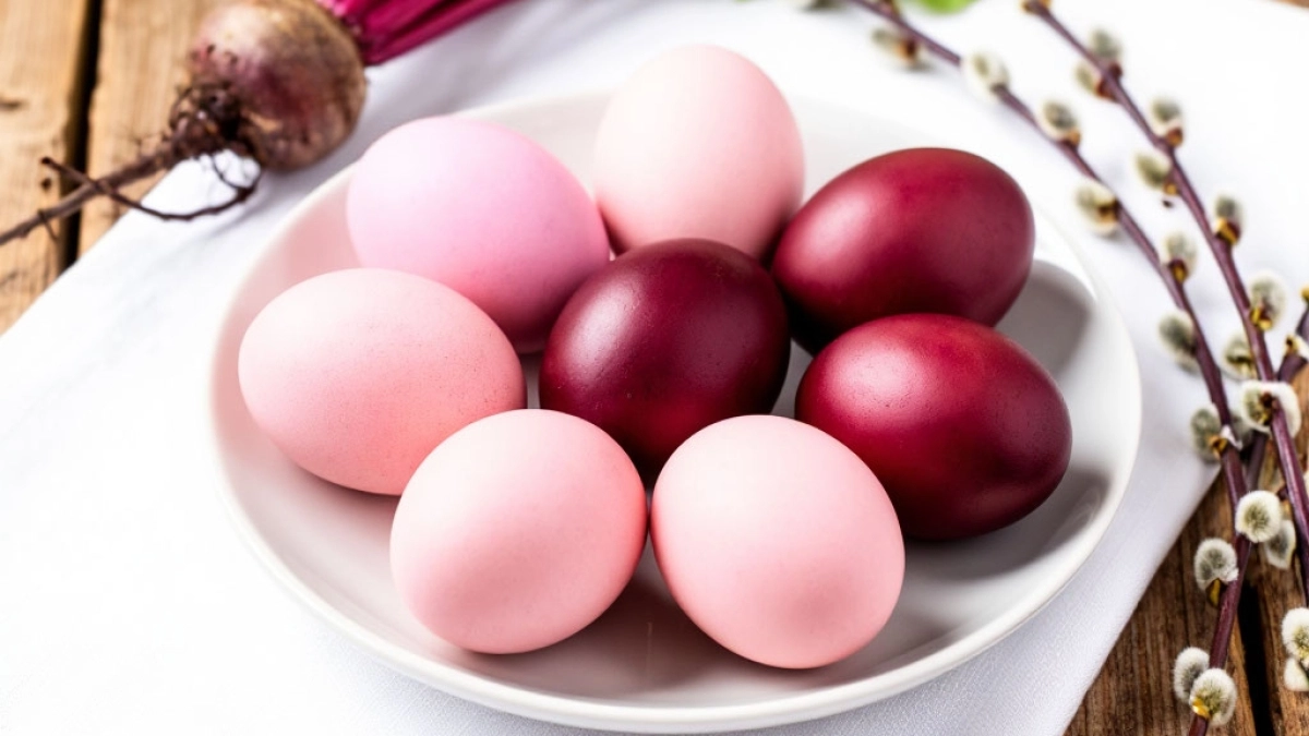 Модный рубиновый оттенок для пасхальных яиц: простой способ окрашивания натуральными средствами