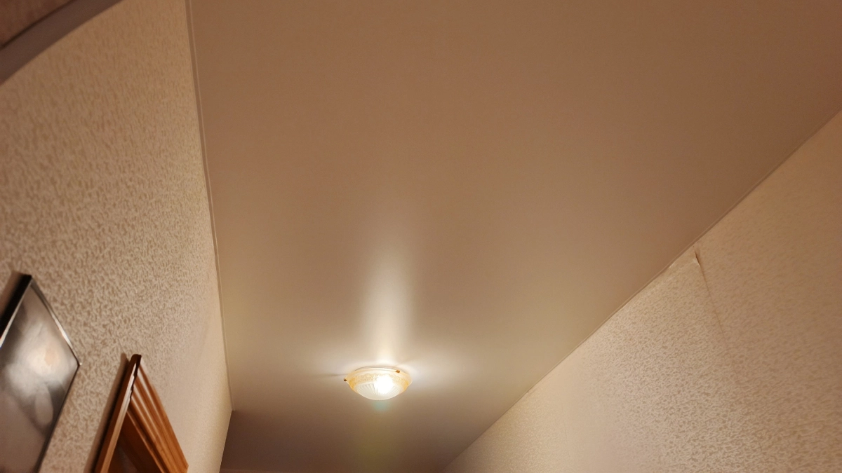 Натяжные потолки – больше не натягивают: почему штукатурка и покраска потолков стала популярна у россиян