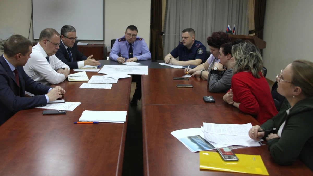 В Калужской области руководитель СКР провел прием жителей деревни, где многодетные семьи годами ждут дороги и свет