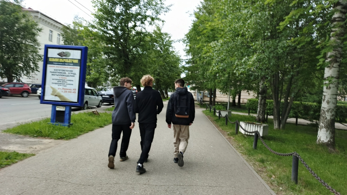 Ездить на машине больше не в моде: ходьба новый тренд - почему зумеры выбирают пешие прогулки