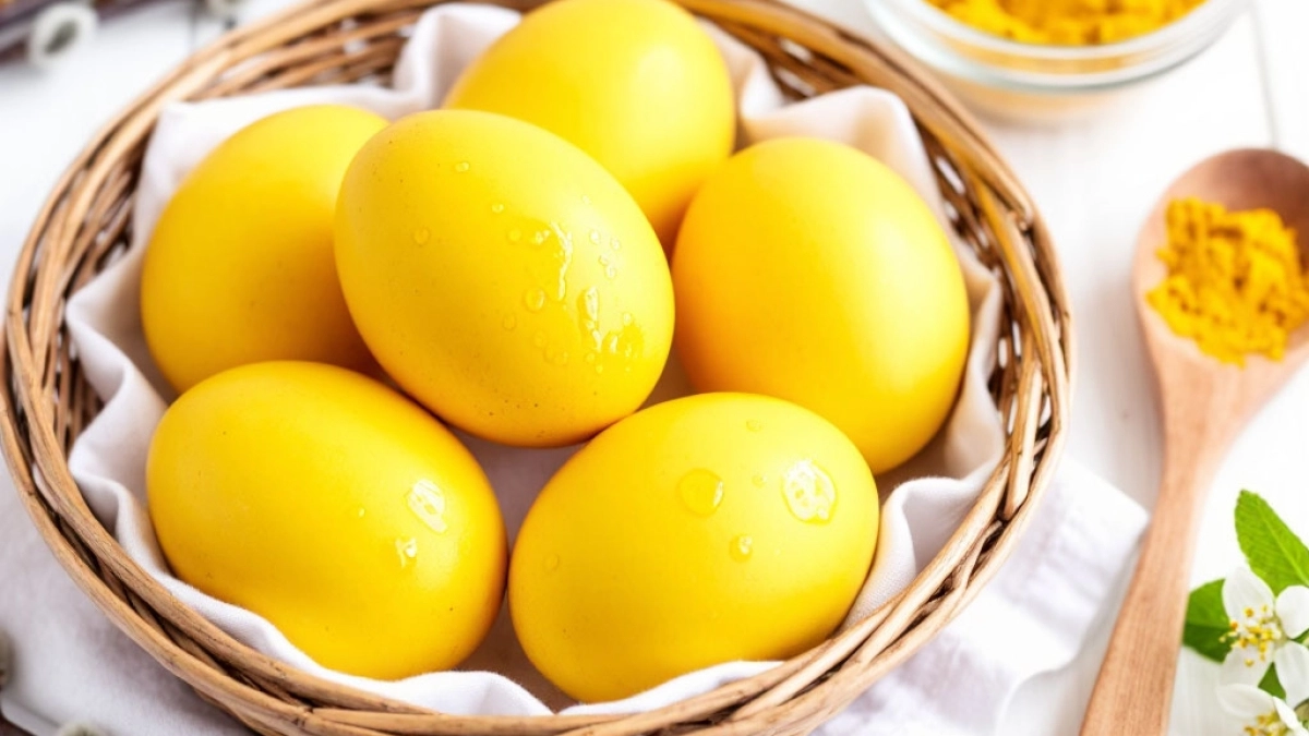 Шелуха из лука больше не нужна: крашу пасхальные яйца куркумой — получаются как драгоценные камни