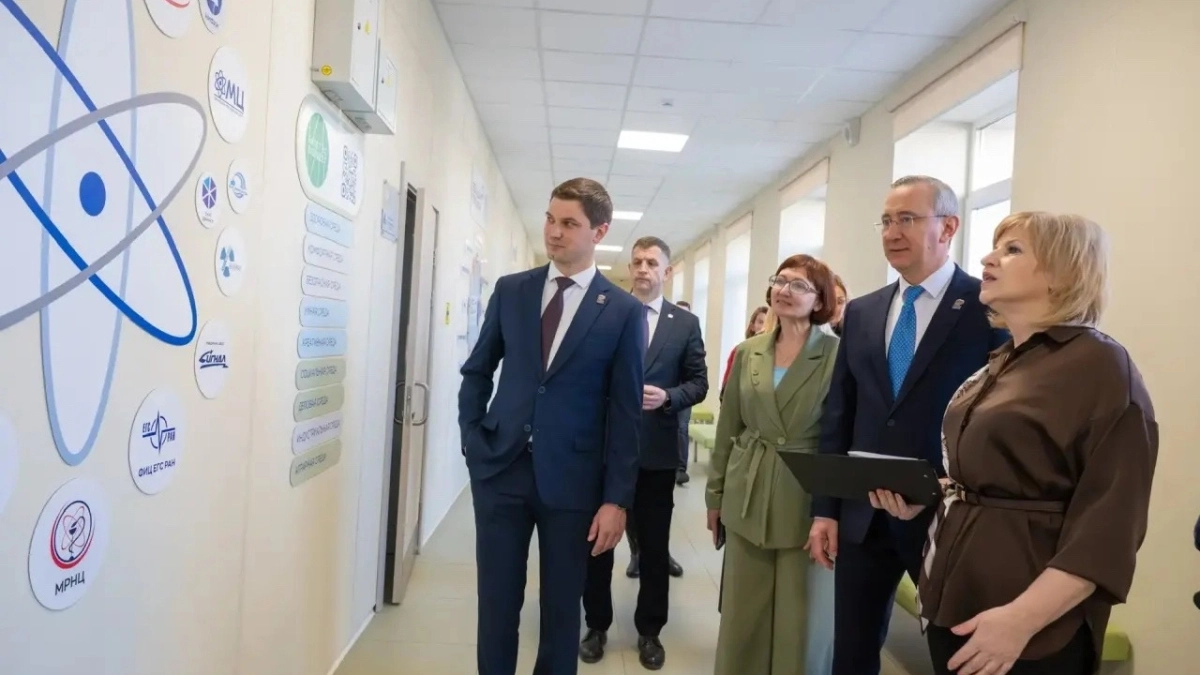 Владислав Шапша оценил итоги капремонта школы и работу предприятия в Калужской области