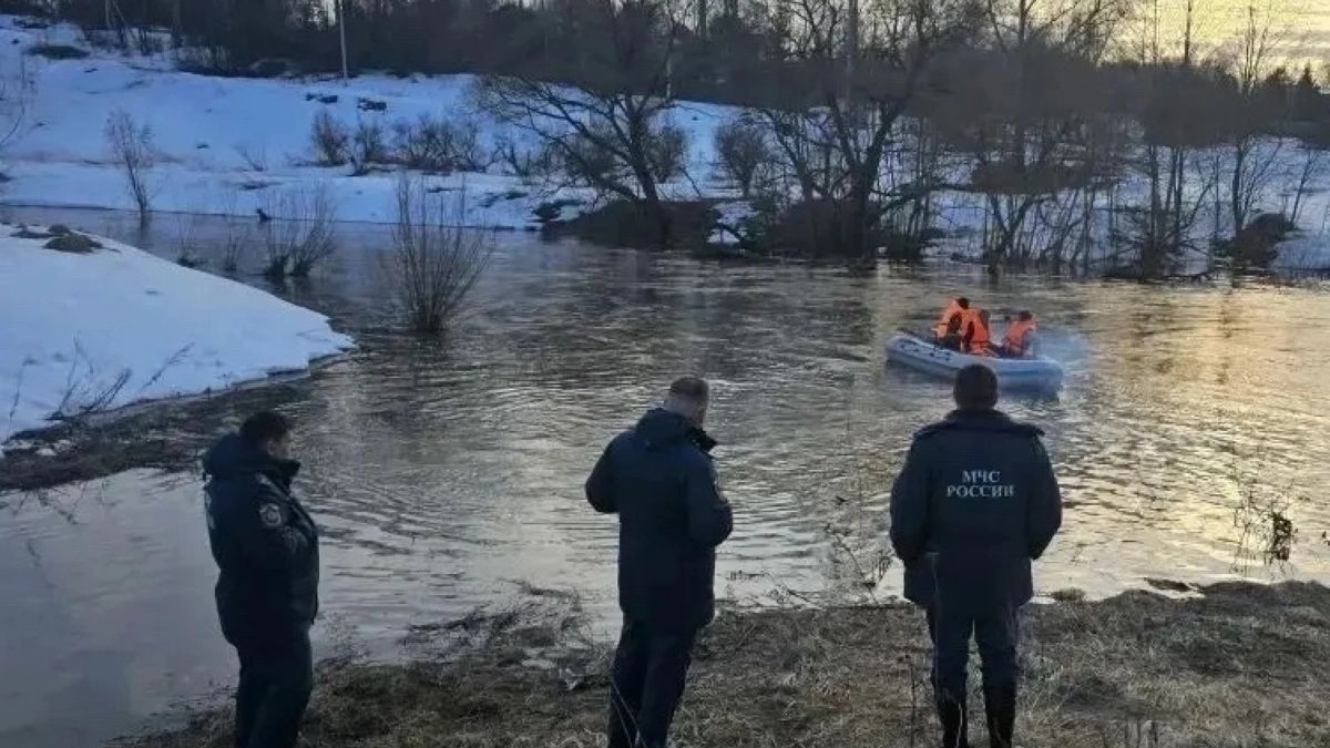 В отрезанной водой калужской деревне наладили переправу