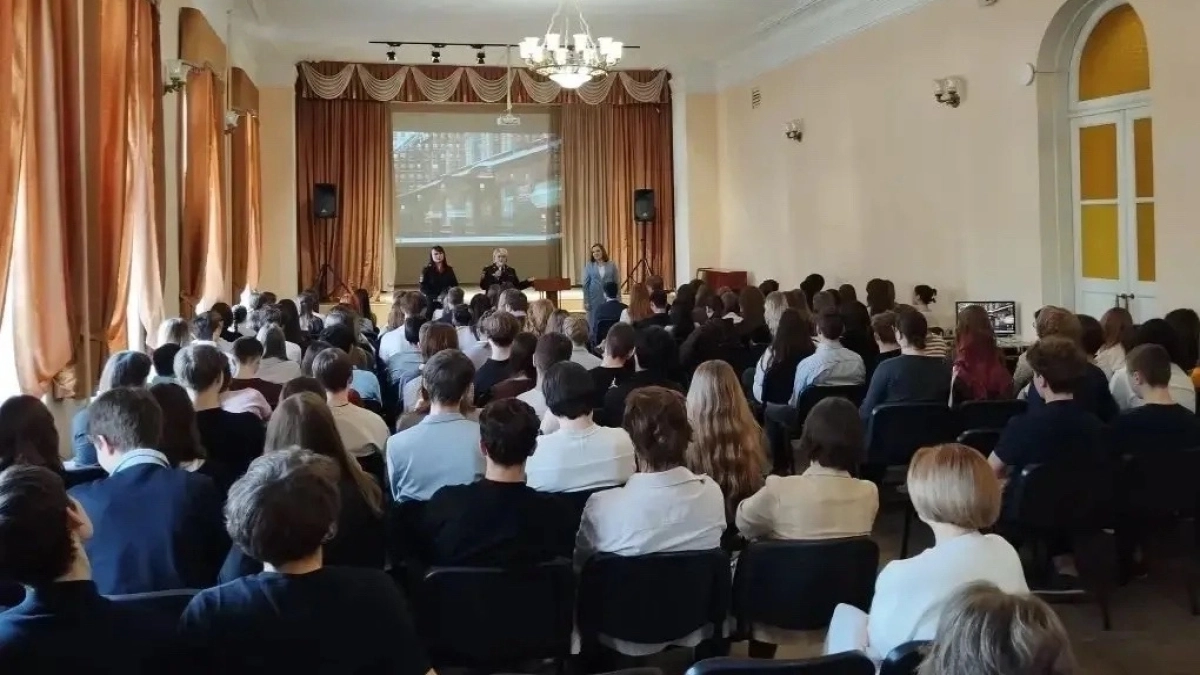 В Калуге полицейские провели профилактические беседы со школьниками перед весенними каникулами