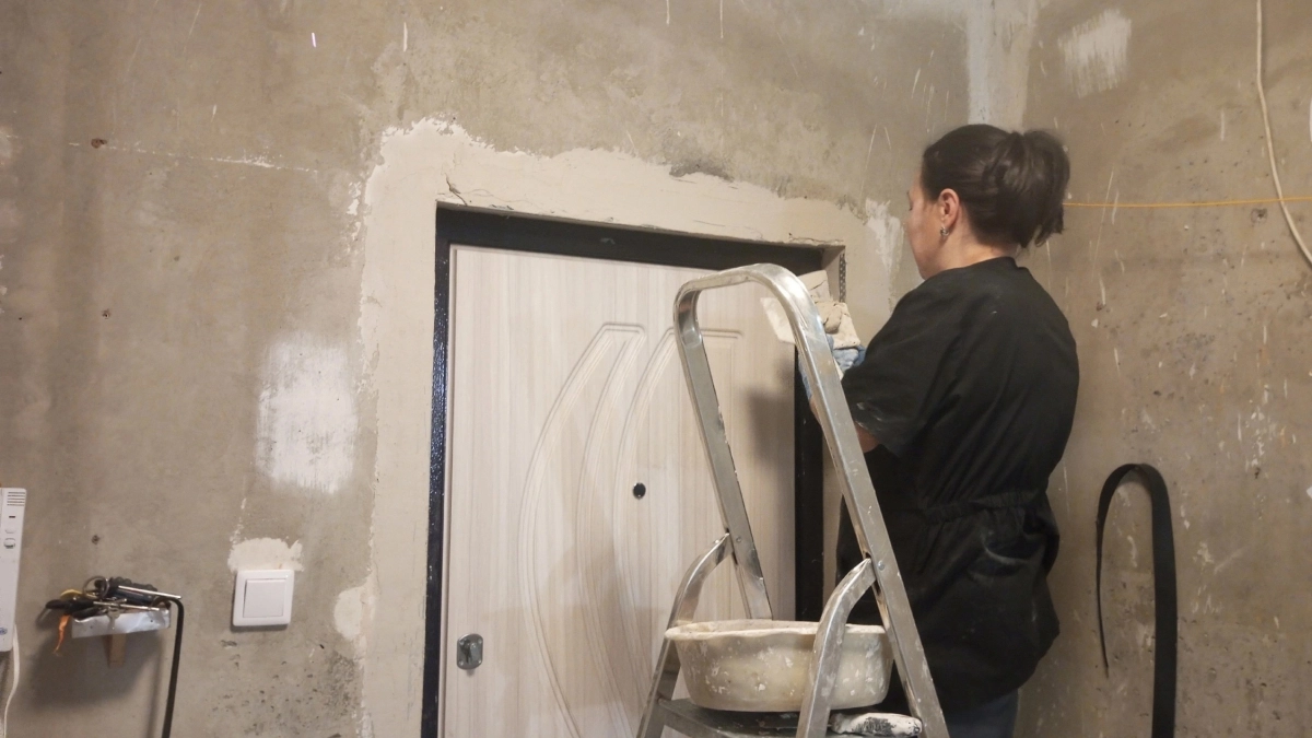 Умные хозяева отказываются от обоев и линолеума: найден новый способ — идеальные стены и меньше расходов