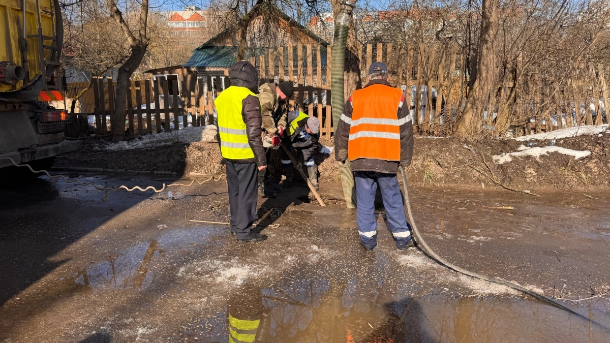 В Калуге специалисты готовят ливневую канализацию к активному таянию снега