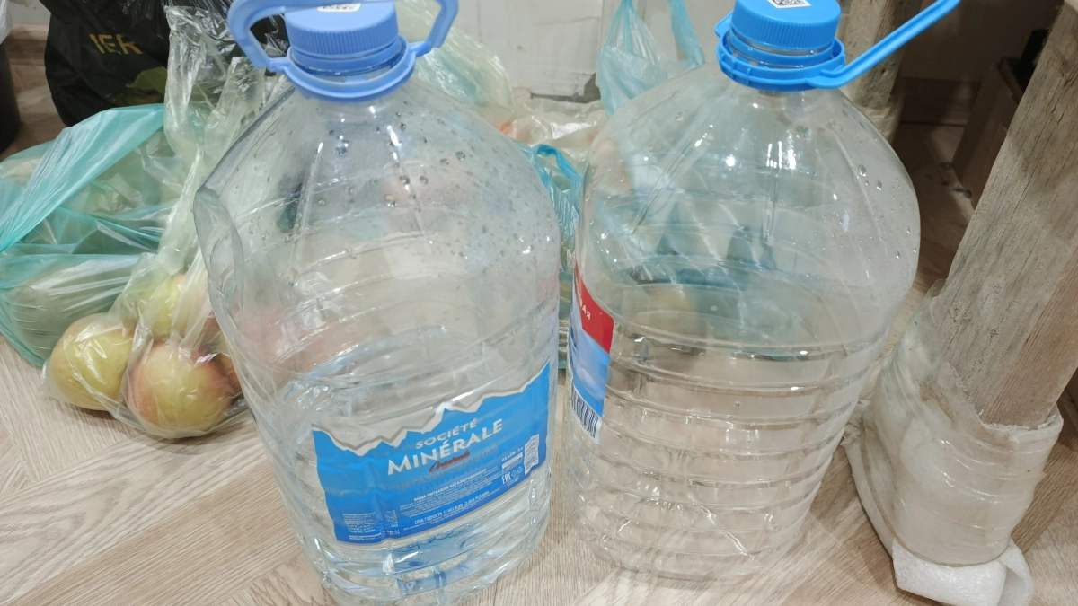 Собираю пластиковые бутылки всю зиму — к маю они становятся самыми незаменимыми вещами для моих грядок