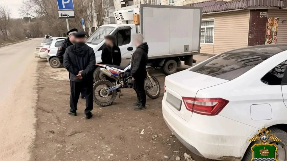 В Калуге подростков без прав и шлемов поймали на мотоцикле во время скрытого патрулирования