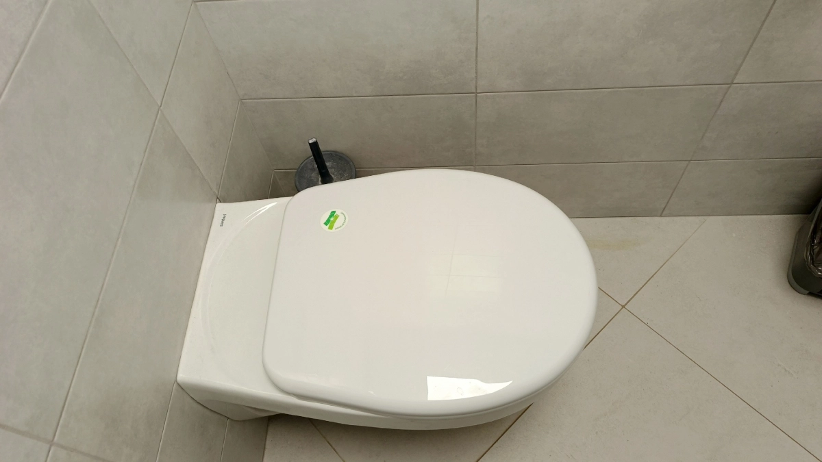 Половина стакана и унитаз будет как новый. Интересные способы чистки старой сантехники