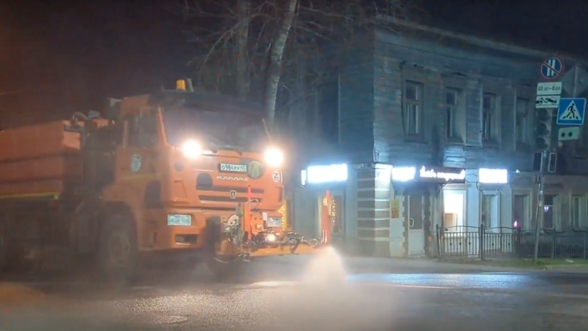 В Калуге дороги начали мыть специальным шампунем от реагентов